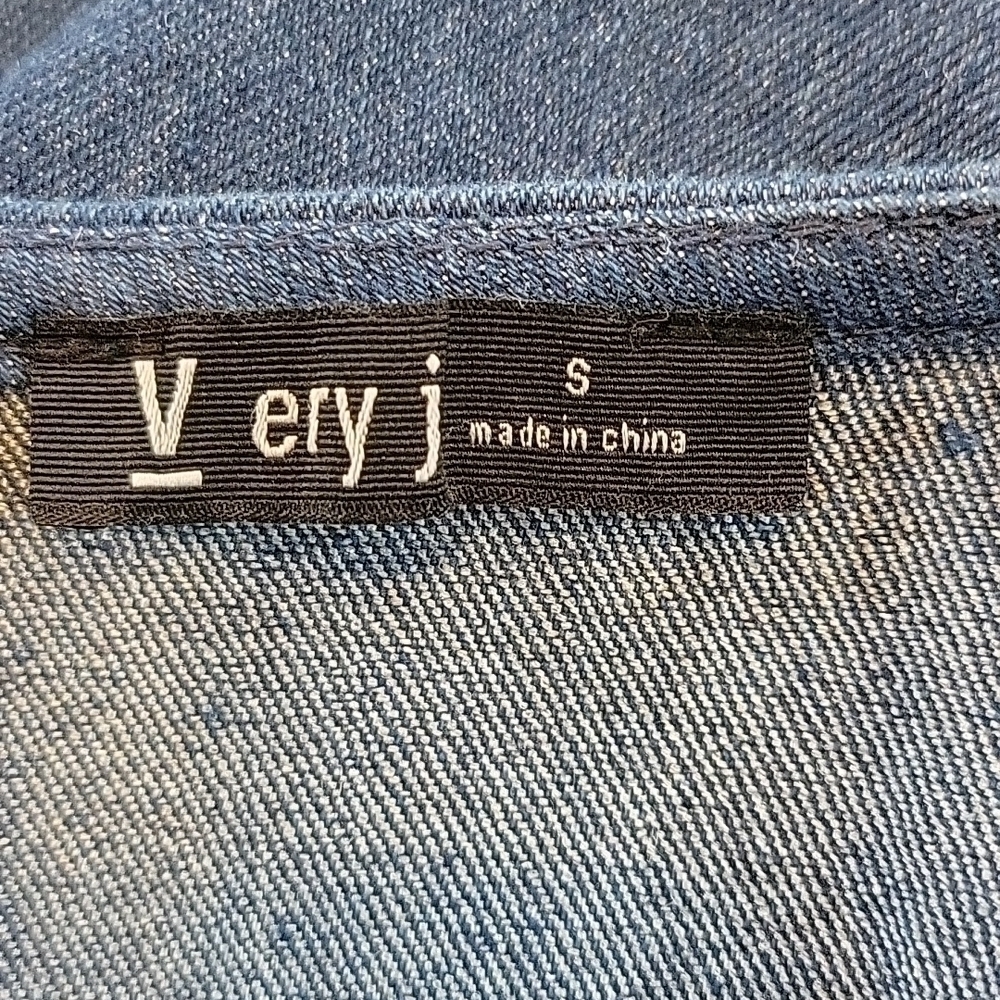 Very J denim jumper with pockets. 100% cotton. Size is Small - Picture 7 of 8